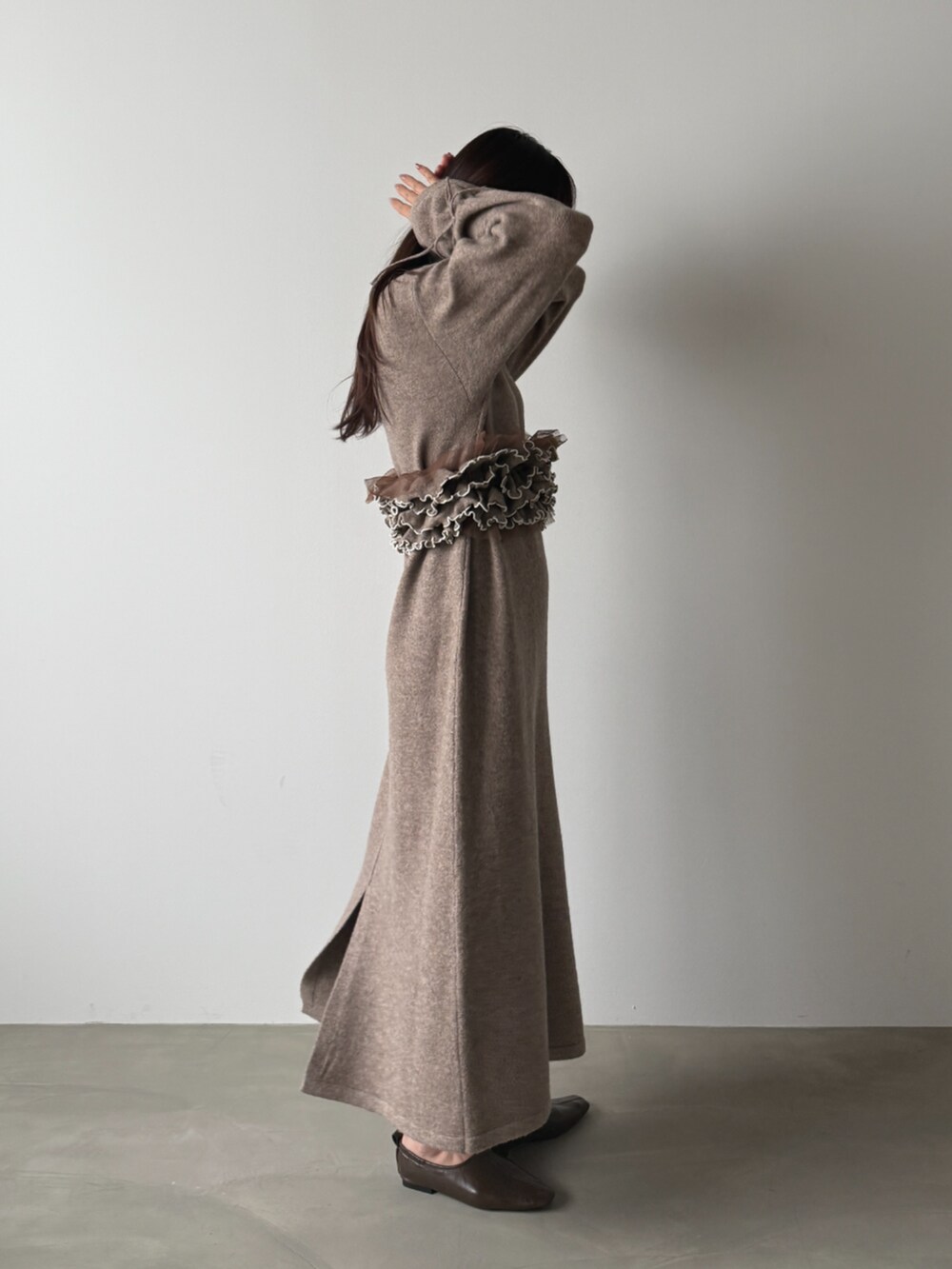 ブラウン系のワンピースを着用したレディースの秋コーディネートの2枚目の写真