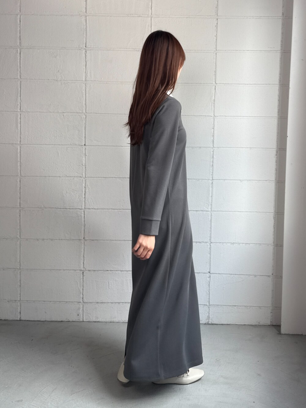 グレー系のワンピースを着用したレディースの秋コーディネートの3枚目の写真