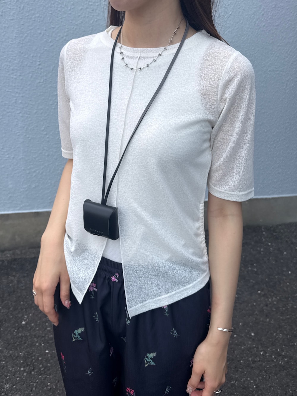 ブラック系のその他パンツ、ホワイト系のTシャツ/カットソーを着用したレディースの夏コーディネートの3枚目の写真