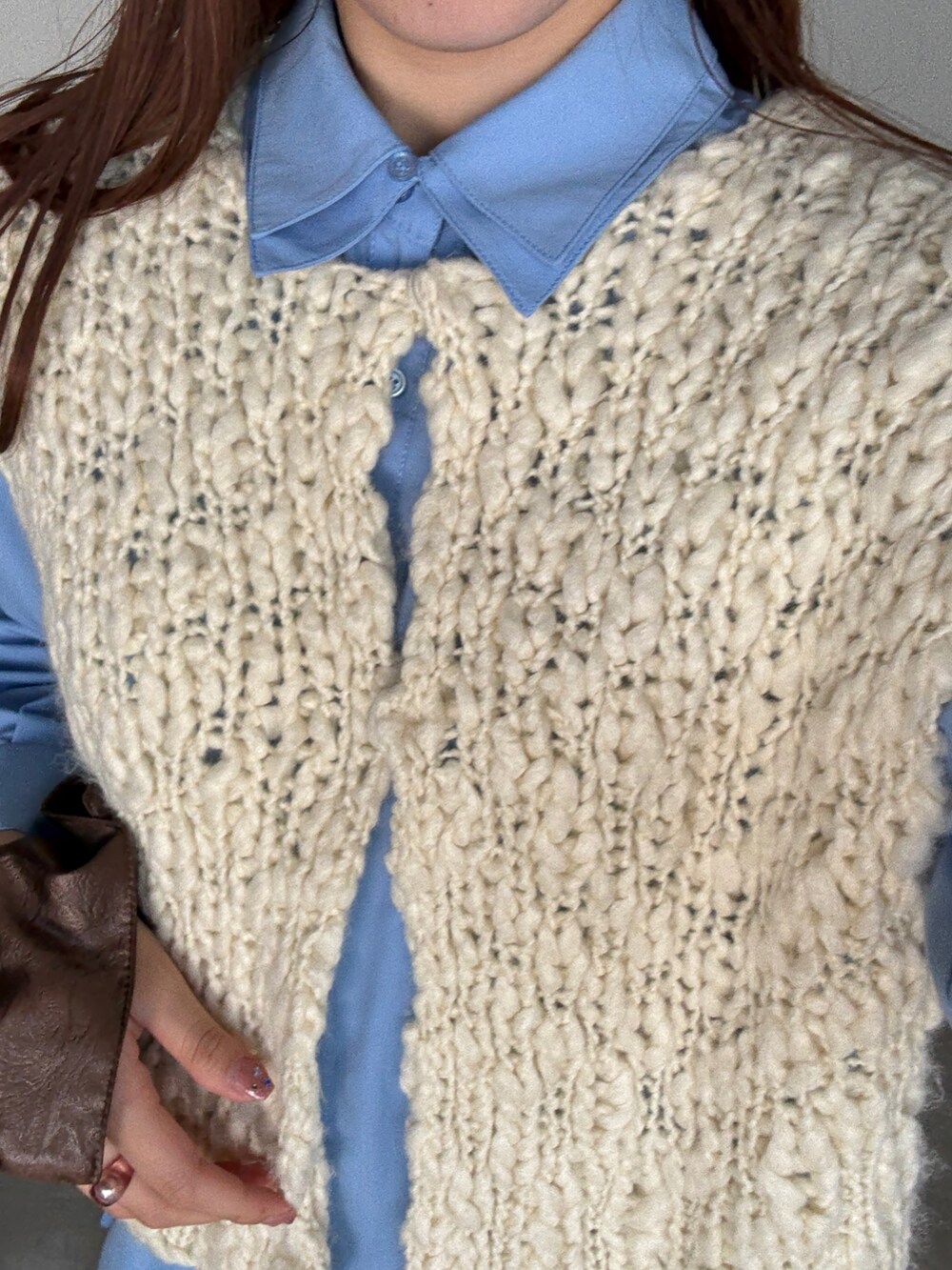 ホワイト系のベスト、ブルー系のシャツ/ブラウス、ホワイト系のスラックスを着用したレディースの秋コーディネートの3枚目の写真