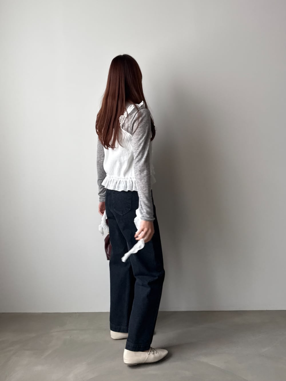 グレー系のTシャツ/カットソー、ホワイト系のTシャツ/カットソーを着用したレディースの秋コーディネートの2枚目の写真