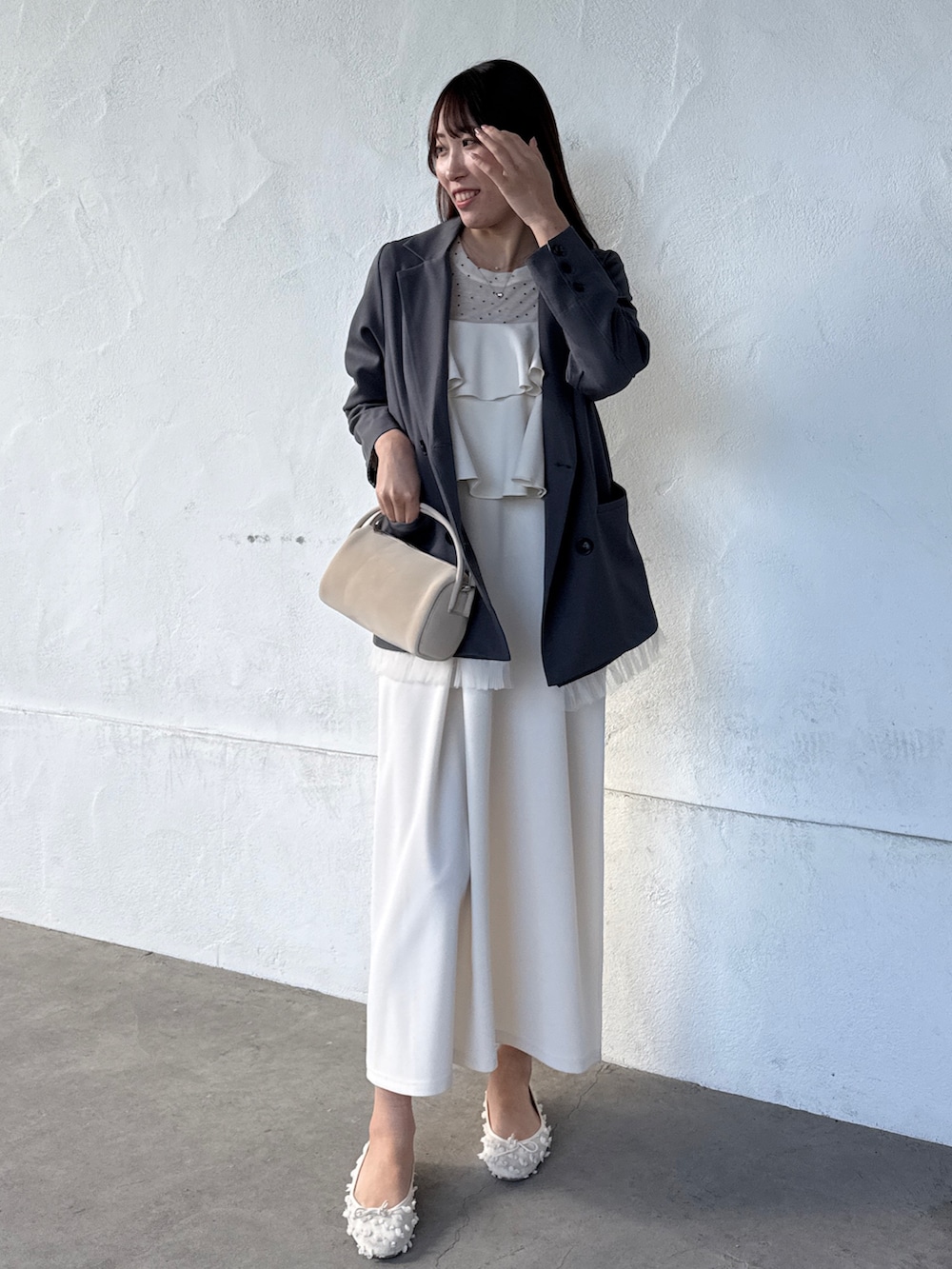 ホワイト系のTシャツ/カットソー、グレー系のテーラードジャケット、ホワイト系のショルダーバッグを着用したレディースの春コーディネートの2枚目の写真