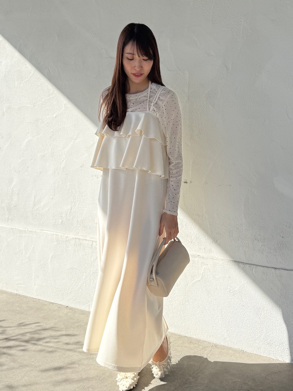 ホワイト系のTシャツ/カットソー、グレー系のテーラードジャケット、ホワイト系のショルダーバッグを着用したレディースの春コーディネートの3枚目の写真