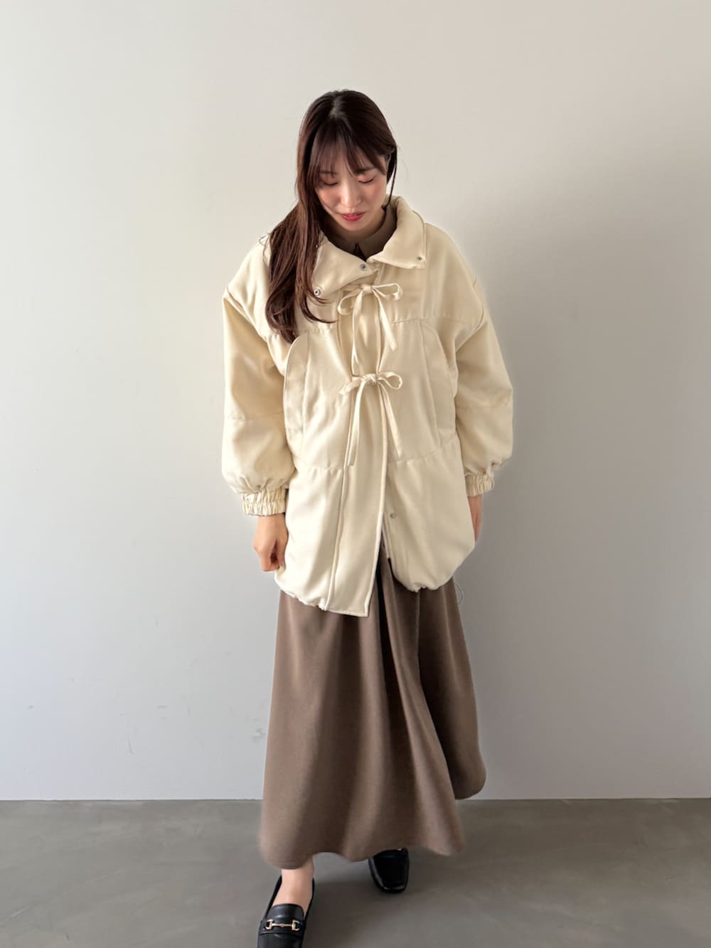 ホワイト系のダウンジャケット/コートを着用したレディースの秋コーディネートの2枚目の写真