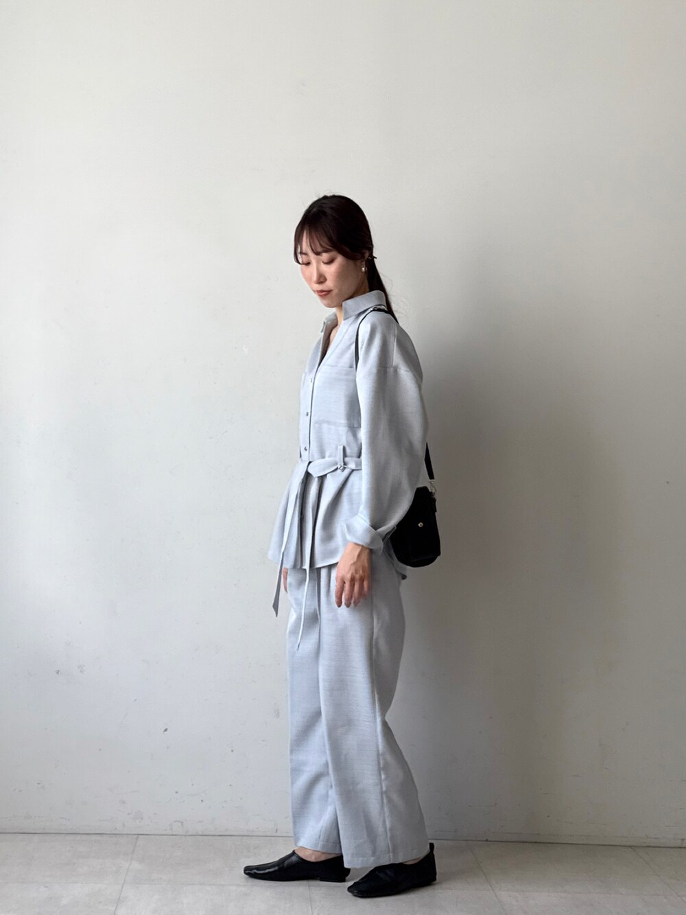 ブルー系のテーラードジャケット、ブルー系のスラックスを着用したレディースの冬コーディネートの3枚目の写真