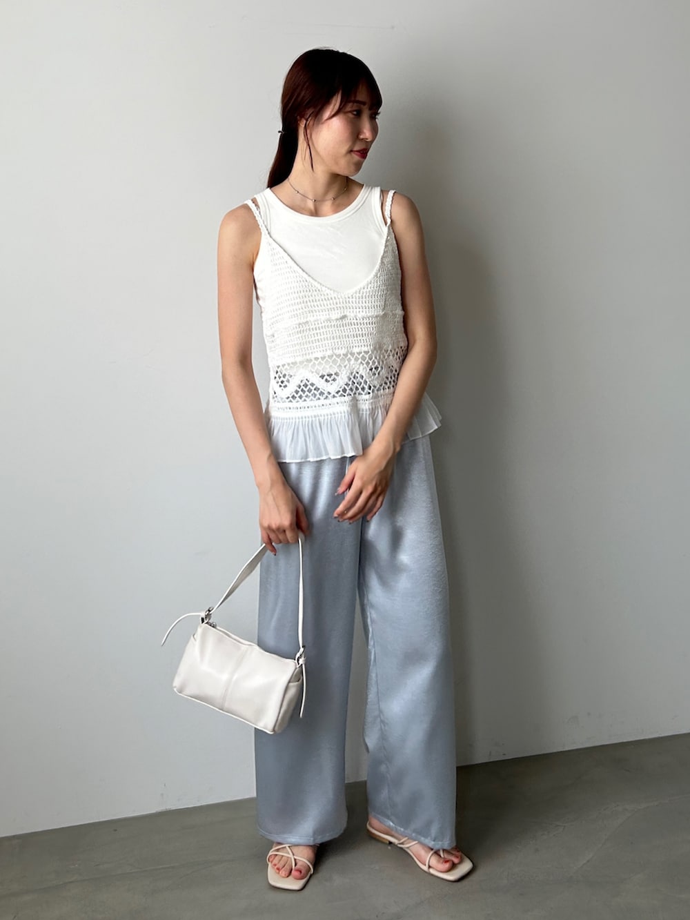 ブルー系のその他パンツ、ホワイト系のキャミソールを着用したレディースの夏コーディネートの2枚目の写真