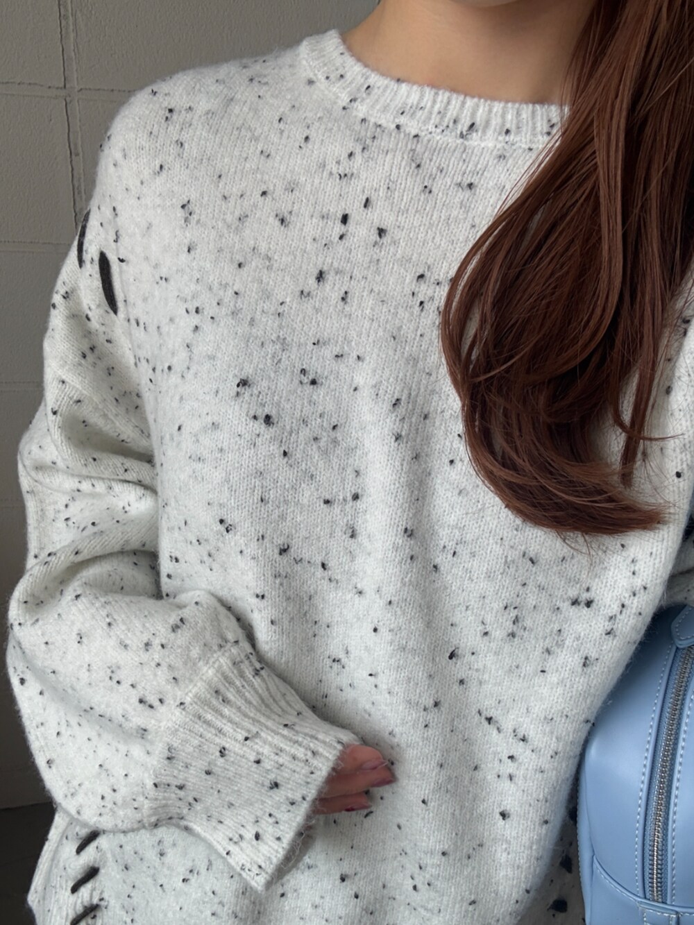 グレー系のニット/セーター、ブルー系のボストンバッグ、ブラック系のその他パンツを着用したレディースの秋コーディネートの3枚目の写真