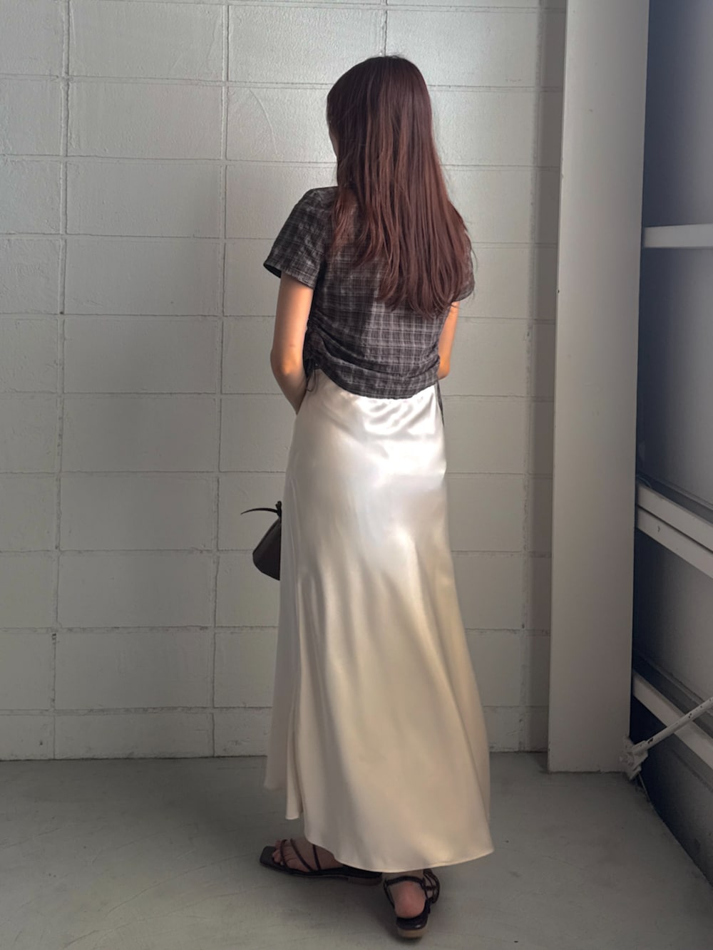 ホワイト系のスカート、ブラウン系のシャツ/ブラウスを着用したレディースの秋コーディネートの2枚目の写真