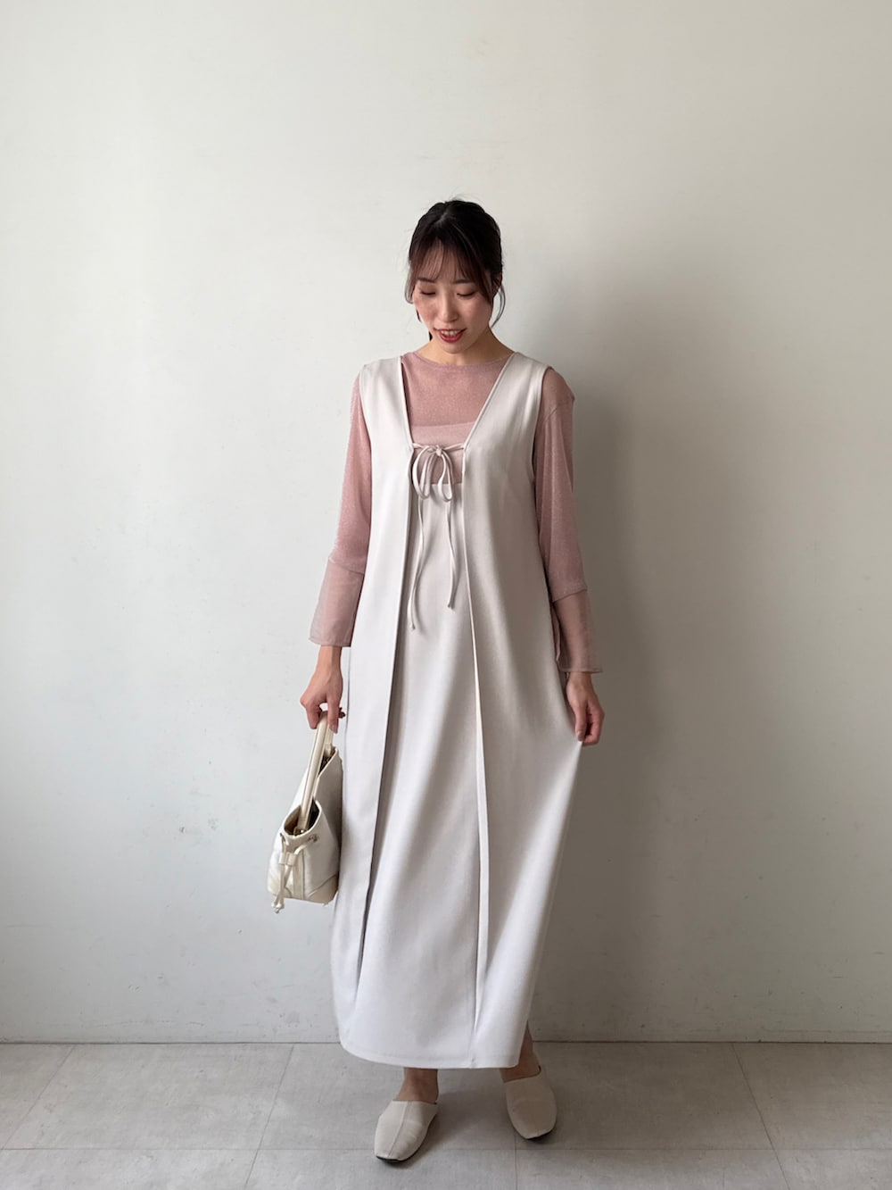 ホワイト系のワンピースを着用したレディースの冬コーディネートの4枚目の写真