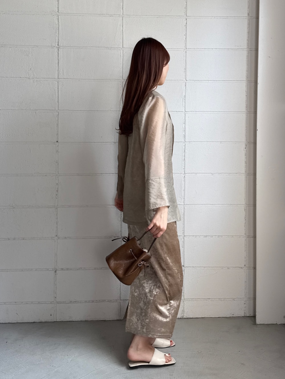 ベージュ系のワンピース、ベージュ系のテーラードジャケットを着用したレディースの秋コーディネートの3枚目の写真