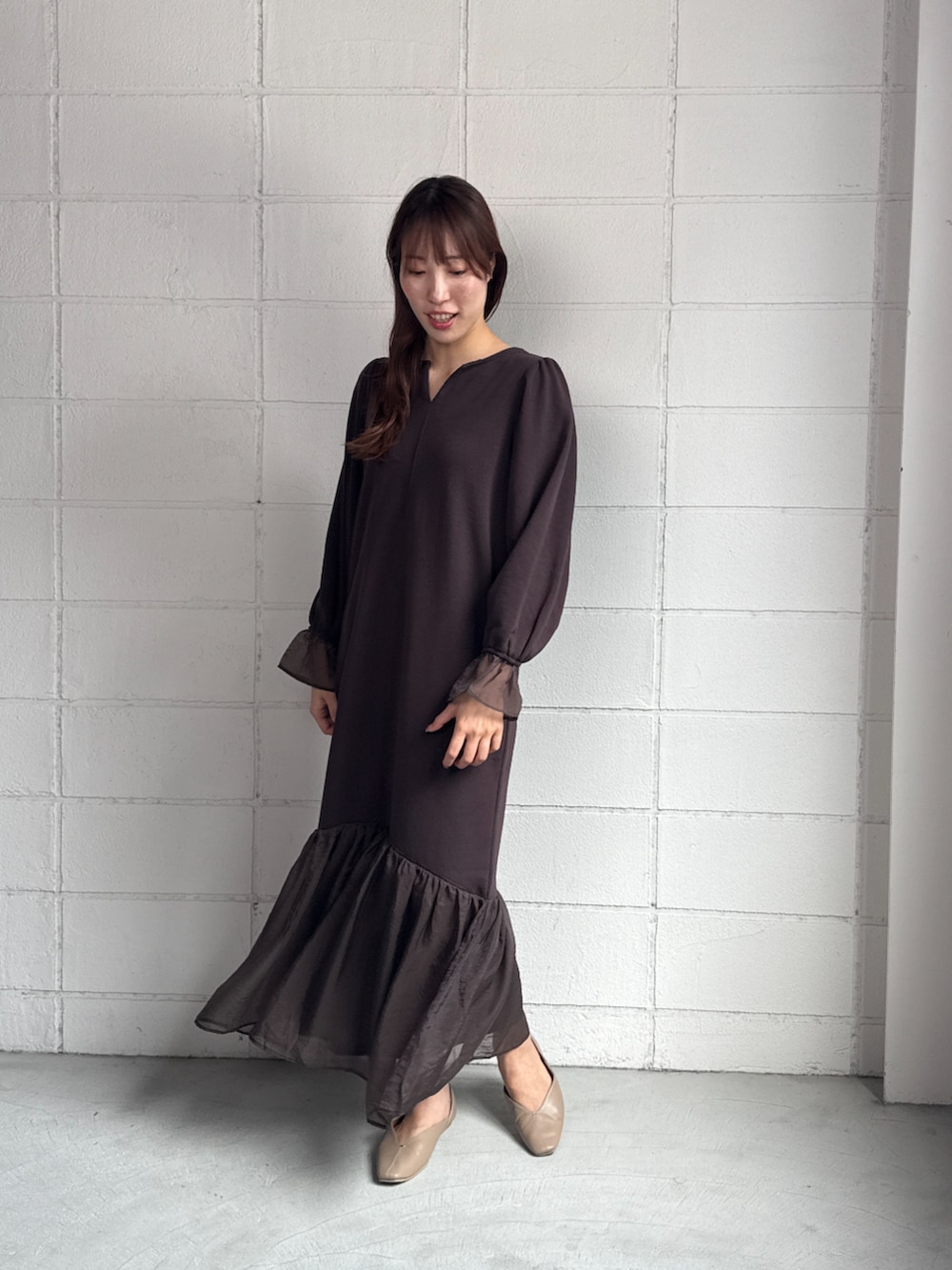 ブラウン系のワンピースを着用したレディースの秋コーディネートの2枚目の写真