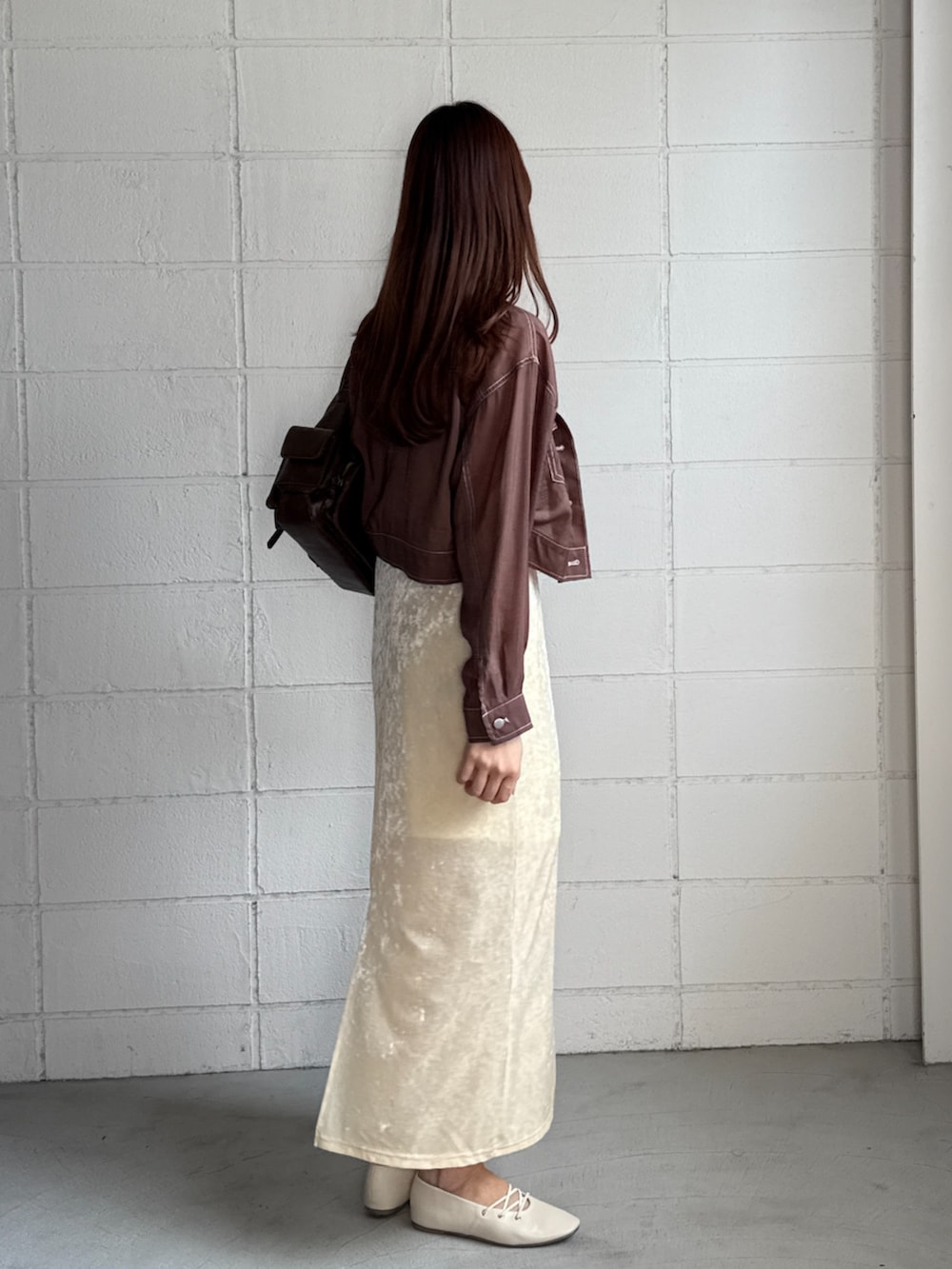 ホワイト系のワンピース、ブラウン系のその他アウターを着用したレディースの秋コーディネートの2枚目の写真