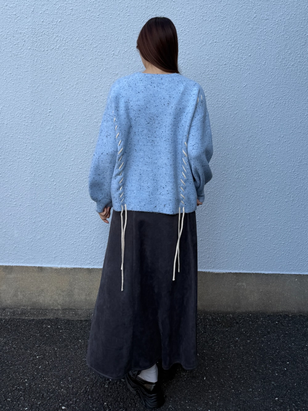 ブルー系のニット/セーター、グレー系のスカートを着用したレディースの秋コーディネートの3枚目の写真