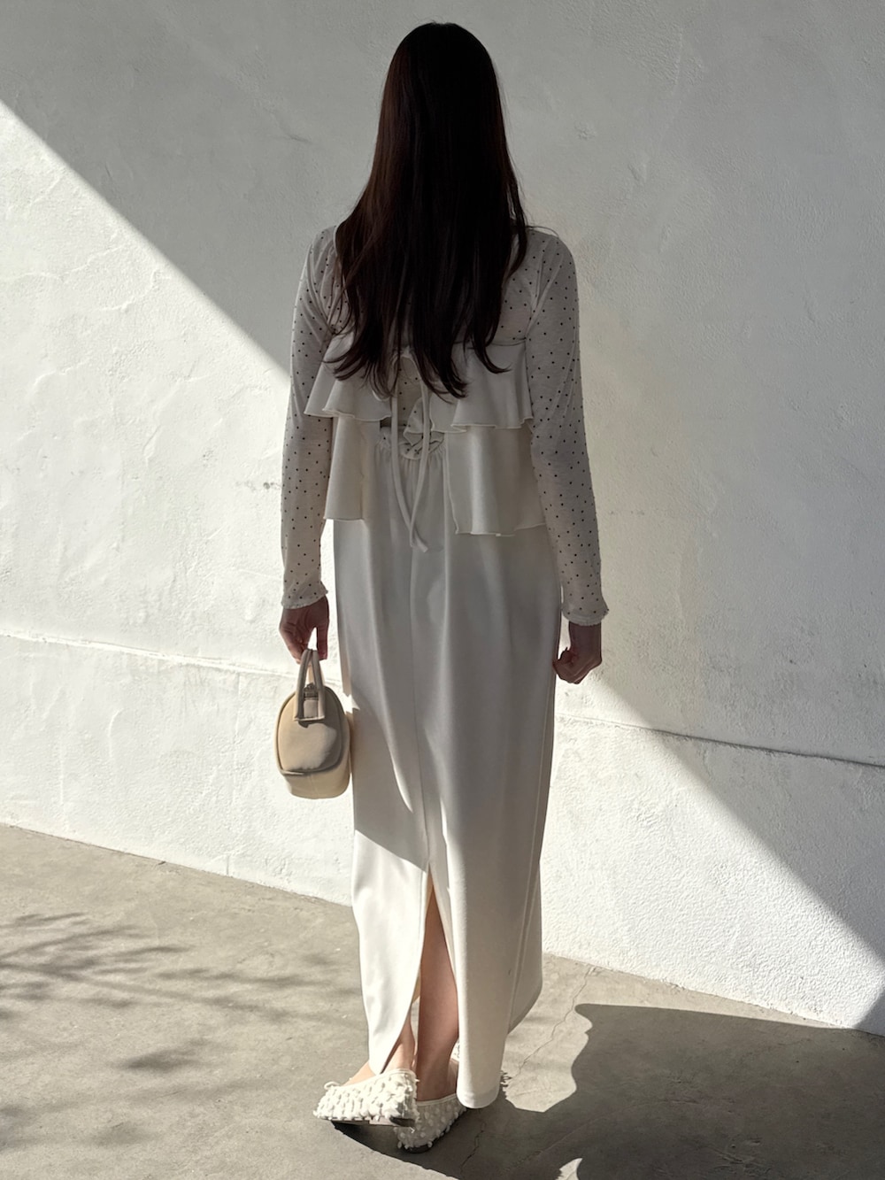 ホワイト系のTシャツ/カットソー、グレー系のテーラードジャケット、ホワイト系のショルダーバッグを着用したレディースの春コーディネートの4枚目の写真
