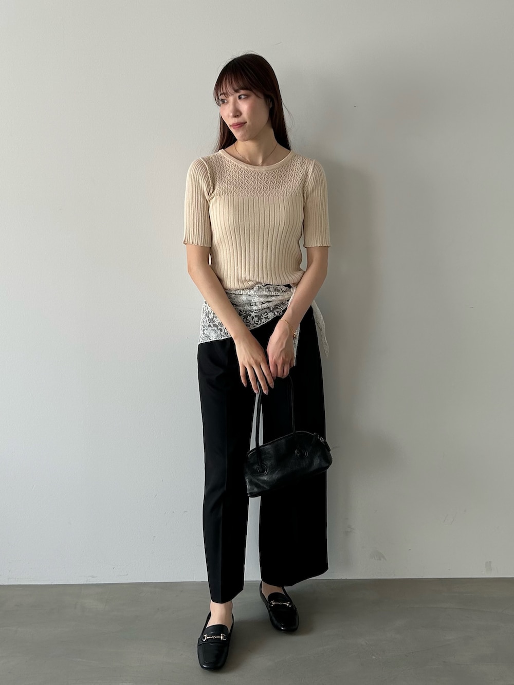 ホワイト系のTシャツ/カットソー、ブラック系のその他パンツ、ブラック系のボストンバッグを着用したレディースの春コーディネートの2枚目の写真