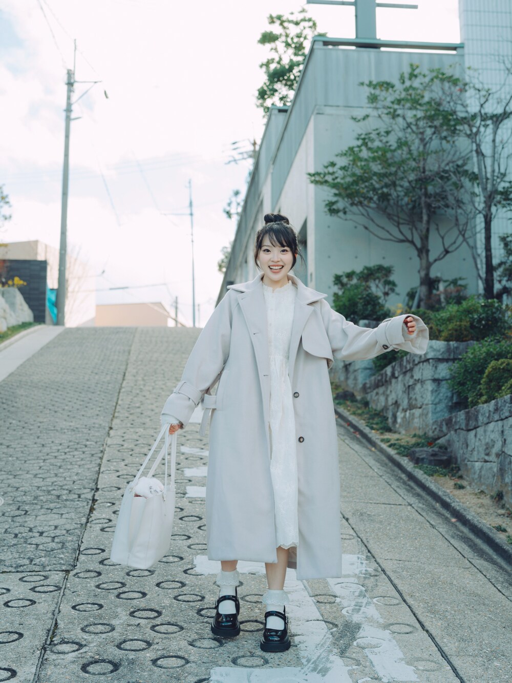 グレー系のジャケット/アウターを着用したレディースの春コーディネートの4枚目の写真