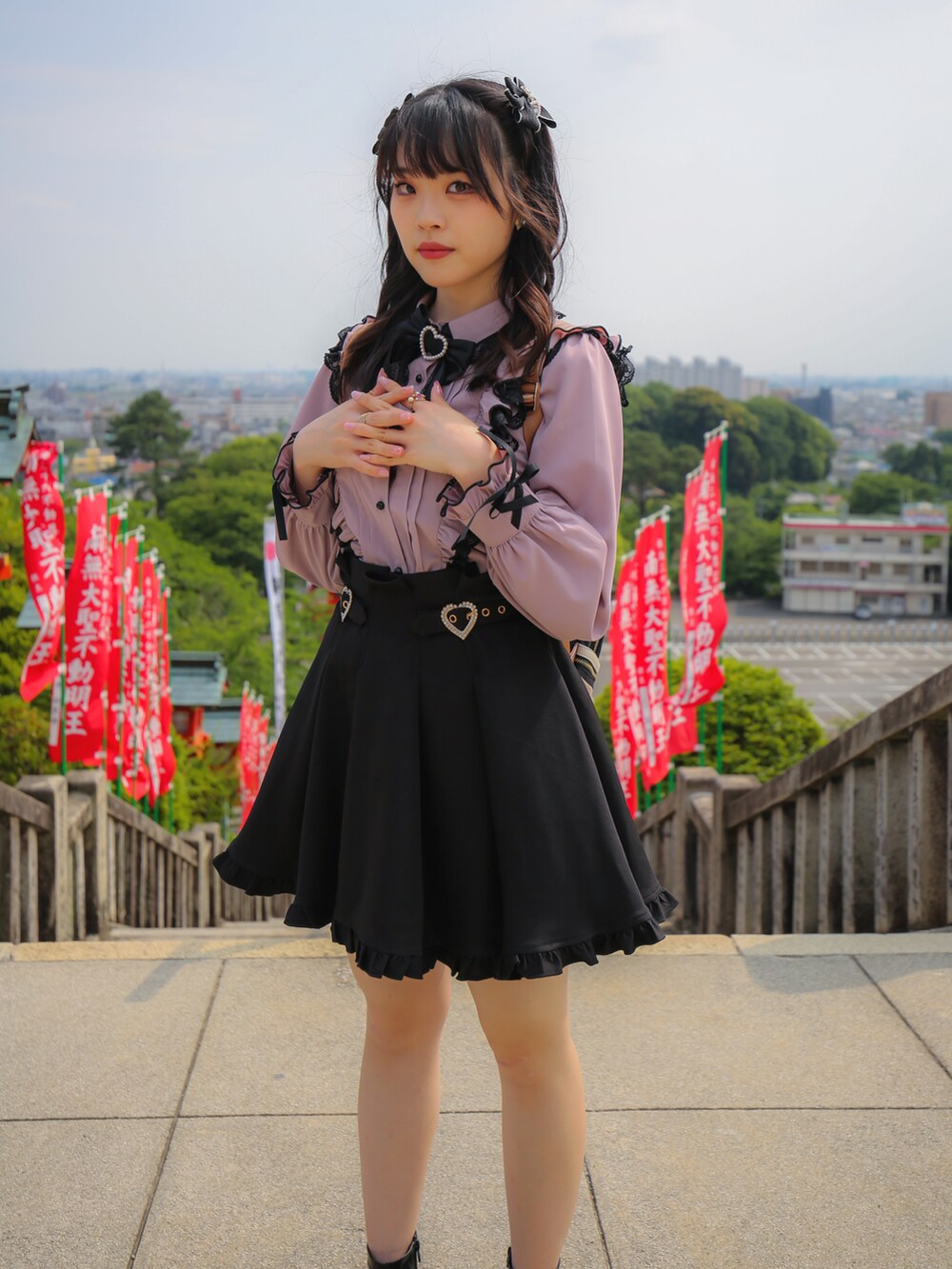 ブラック系のスカート、ピンク系のシャツ/ブラウス、ブラック系のブーツを着用したレディースの冬コーディネートの4枚目の写真