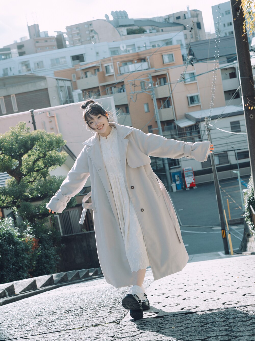 グレー系のジャケット/アウターを着用したレディースの春コーディネートの3枚目の写真