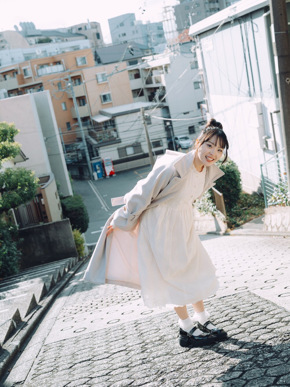 グレー系のジャケット/アウターを着用したレディースの春コーディネートの2枚目の写真