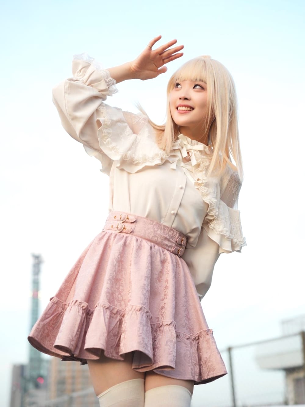 ホワイト系のその他シューズ、ピンク系のスカート、ホワイト系のシャツ/ブラウスを着用したレディースの夏コーディネートの2枚目の写真