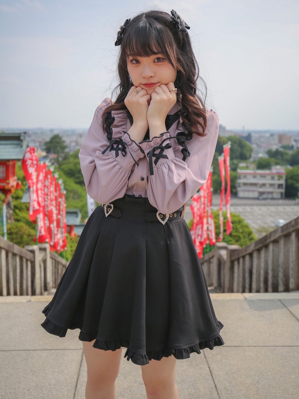 ブラック系のスカート、ピンク系のシャツ/ブラウス、ブラック系のブーツを着用したレディースの冬コーディネートの3枚目の写真