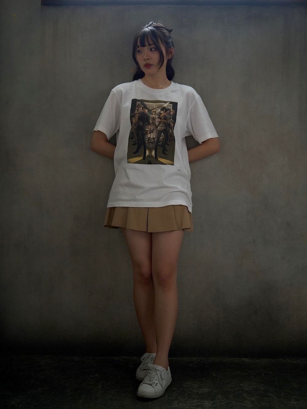 ホワイト系のTシャツ/カットソー、ベージュ系のスカートを着用したレディースの冬コーディネートの2枚目の写真