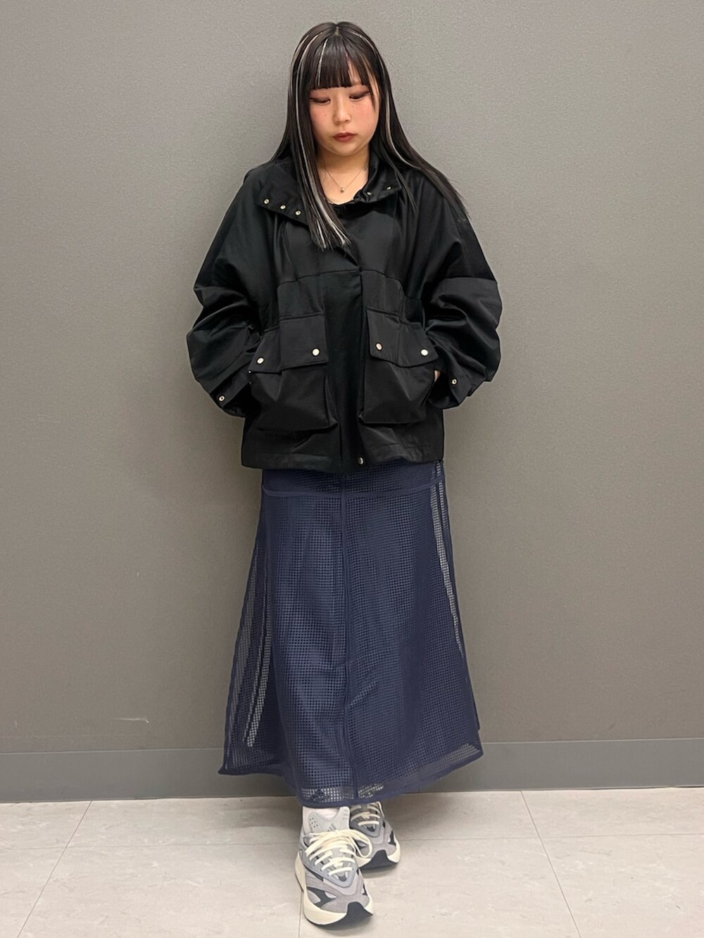 「アディダス、アディダス(adidas)、adidas、スカート、スカートスタイル、スカートコーデ、スカート×スニーカー、パフォーマンス」｜「adidasのLUXFLOW カジュアル ウーブンジャケット（ナイロンジャケット、ブラック系）」を使った、SMさん（レディース・157cm）の春コーディネートの3枚目の写真
