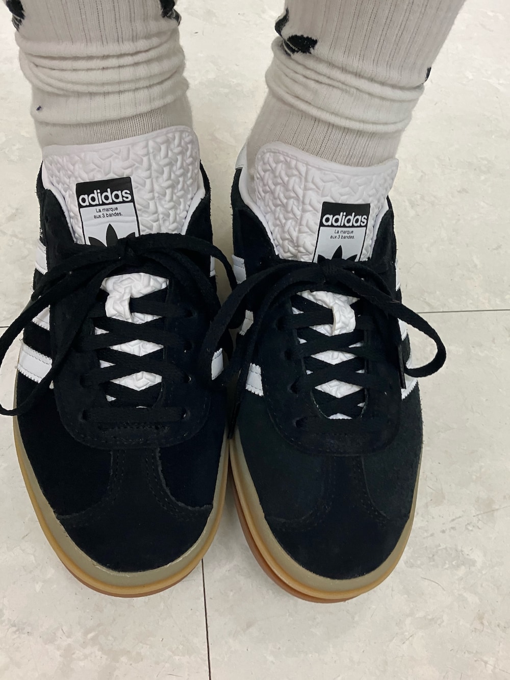 「スカート、ネイビー、adidas、アディダス、厚底シューズ、adidas originals、アディダスオリジナルス、gazelle、ガゼル」｜「adidasのニットスカート / アディダスオリジナルス adidas Originals（スカート、ブルー系）」を使った、SMさん（レディース・157cm）の冬コーディネートの4枚目の写真