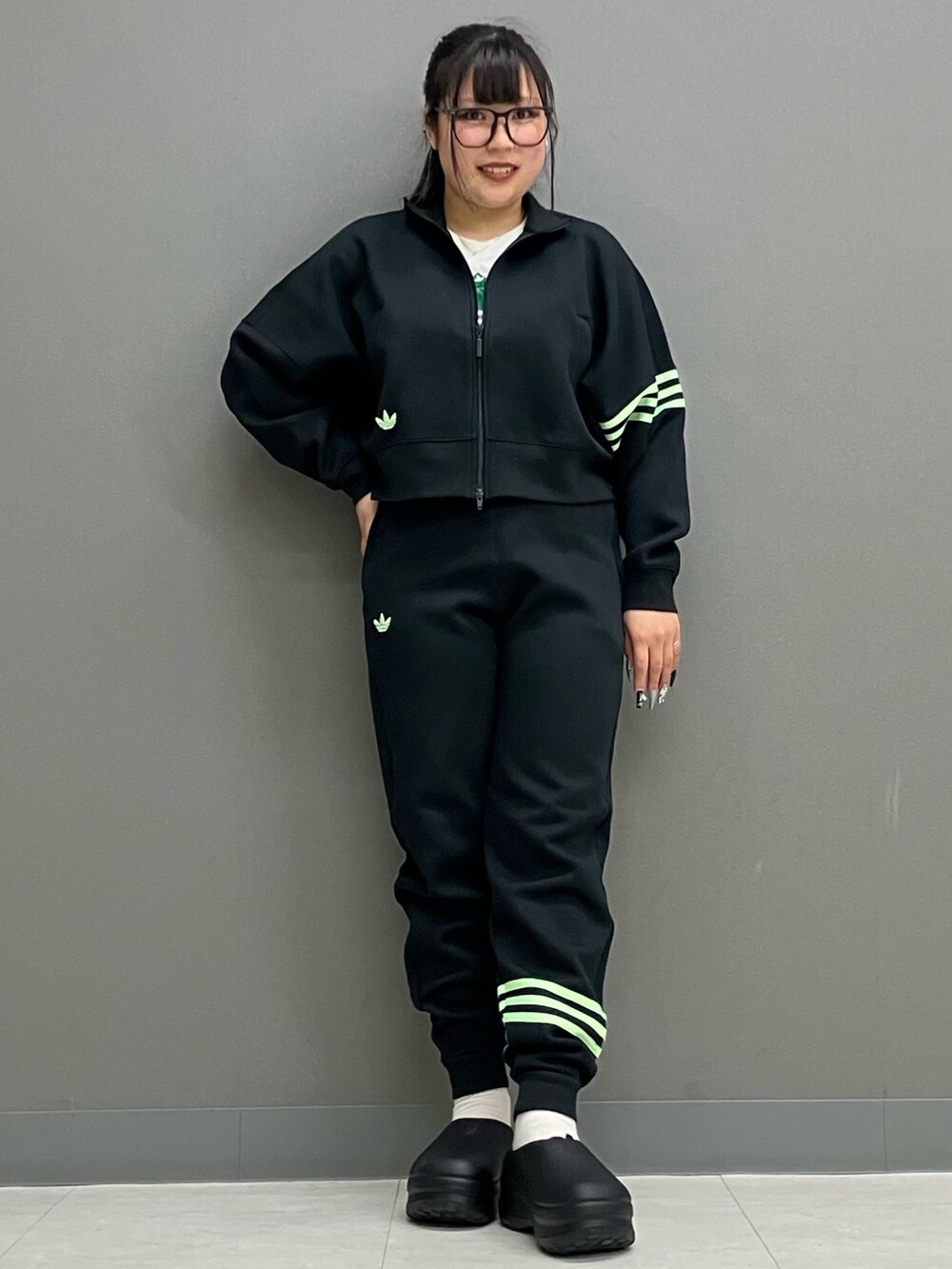 「スウェット、セットアップ、adidas、ジャージ、アディダス、スタンスミス、adidas originals、ミュール、アディダスオリジナルス、厚底サンダル」｜「adidasのファッション グラフィック フローラル トレフォイル Tシャツ / アディダスオリジナルス adidas Originals（Tシャツ/カットソー、ホワイト系）」を使った、SMさん（レディース・157cm）の春コーディネートの3枚目の写真