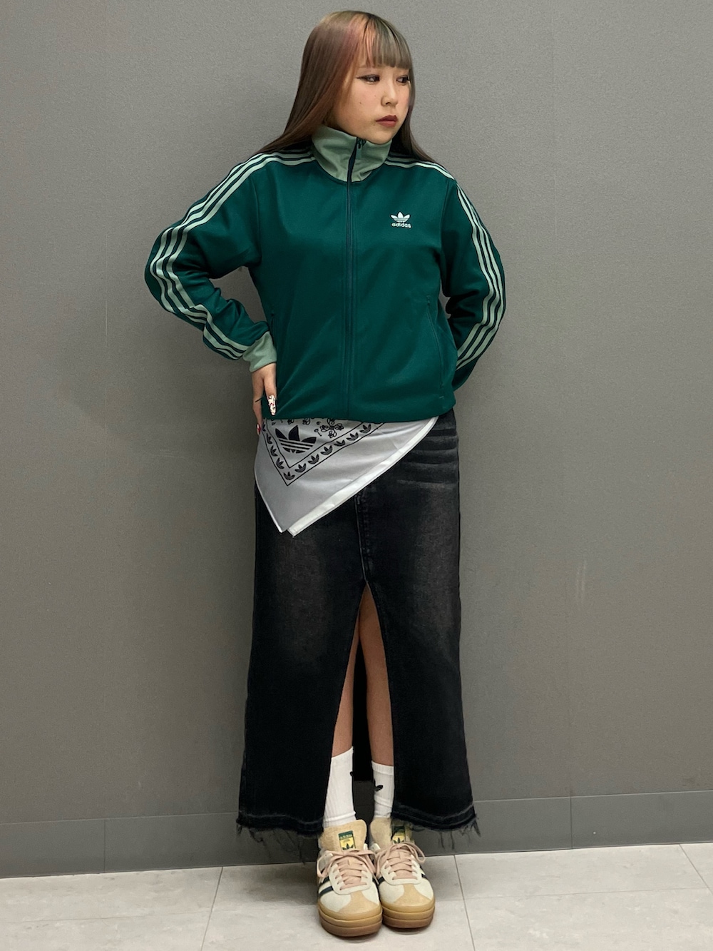 「adidas、ジャージ、アディダス、adidas originals、トラックジャケット、厚底スニーカー、ベッケンバウアー、トラックトップ、アディカラー、ガゼル」｜「adidasのトレフォイル クッション クルーソックス 3足組 / アディダスオリジナルス adidas Originals（ソックス/靴下、ホワイト系）」を使った、SMさん（レディース・157cm）の冬コーディネートの2枚目の写真