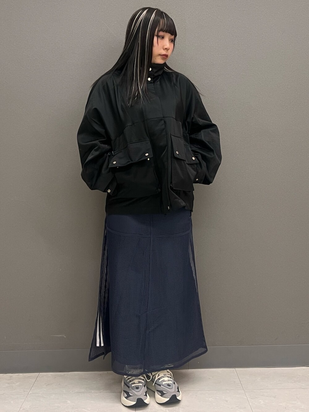 「アディダス、アディダス(adidas)、adidas、スカート、スカートスタイル、スカートコーデ、スカート×スニーカー、パフォーマンス」｜「adidasのLUXFLOW カジュアル ウーブンジャケット（ナイロンジャケット、ブラック系）」を使った、SMさん（レディース・157cm）の春コーディネートの2枚目の写真