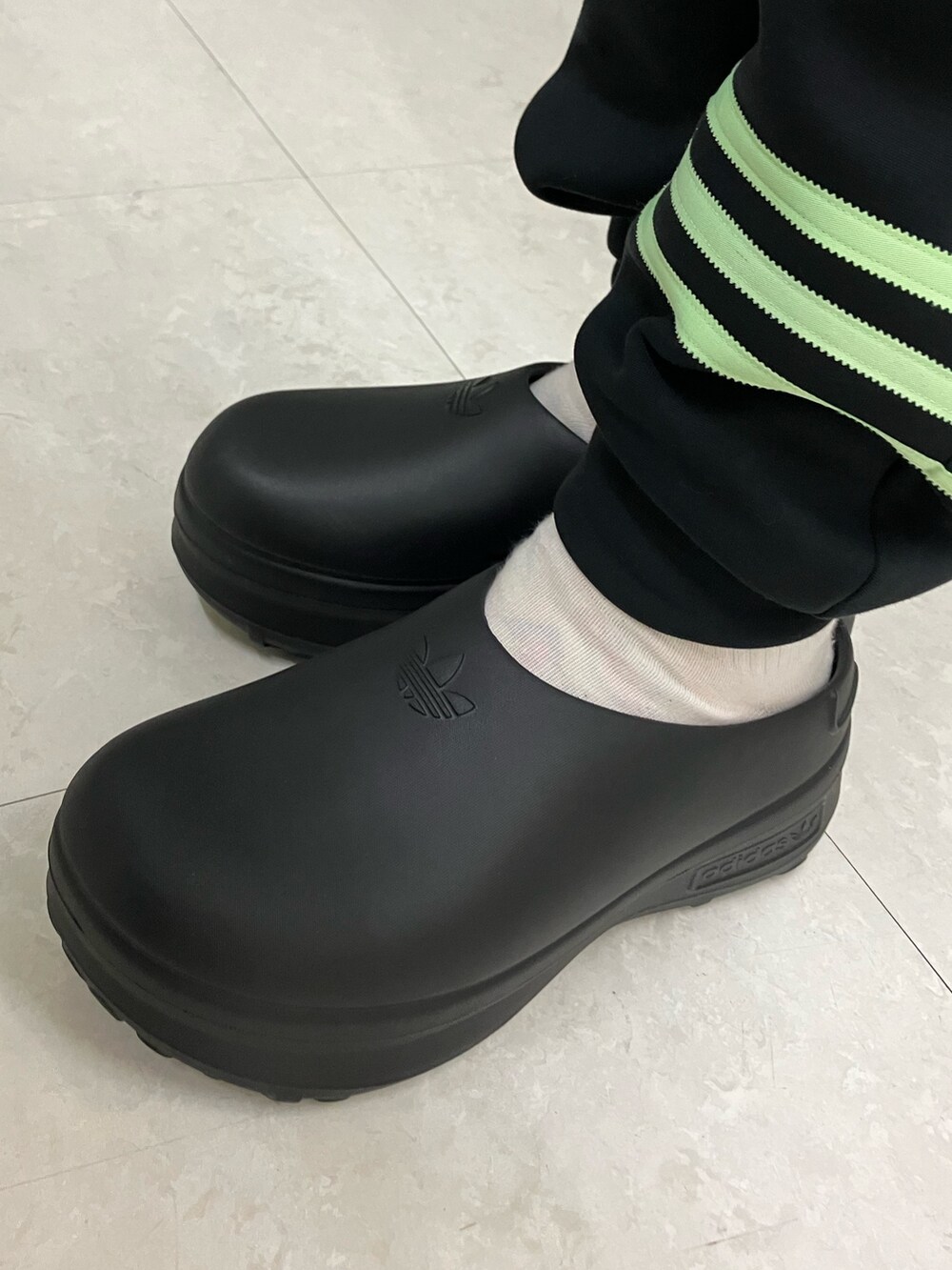 「スウェット、セットアップ、adidas、ジャージ、アディダス、スタンスミス、adidas originals、ミュール、アディダスオリジナルス、厚底サンダル」｜「adidasのファッション グラフィック フローラル トレフォイル Tシャツ / アディダスオリジナルス adidas Originals（Tシャツ/カットソー、ホワイト系）」を使った、SMさん（レディース・157cm）の春コーディネートの4枚目の写真