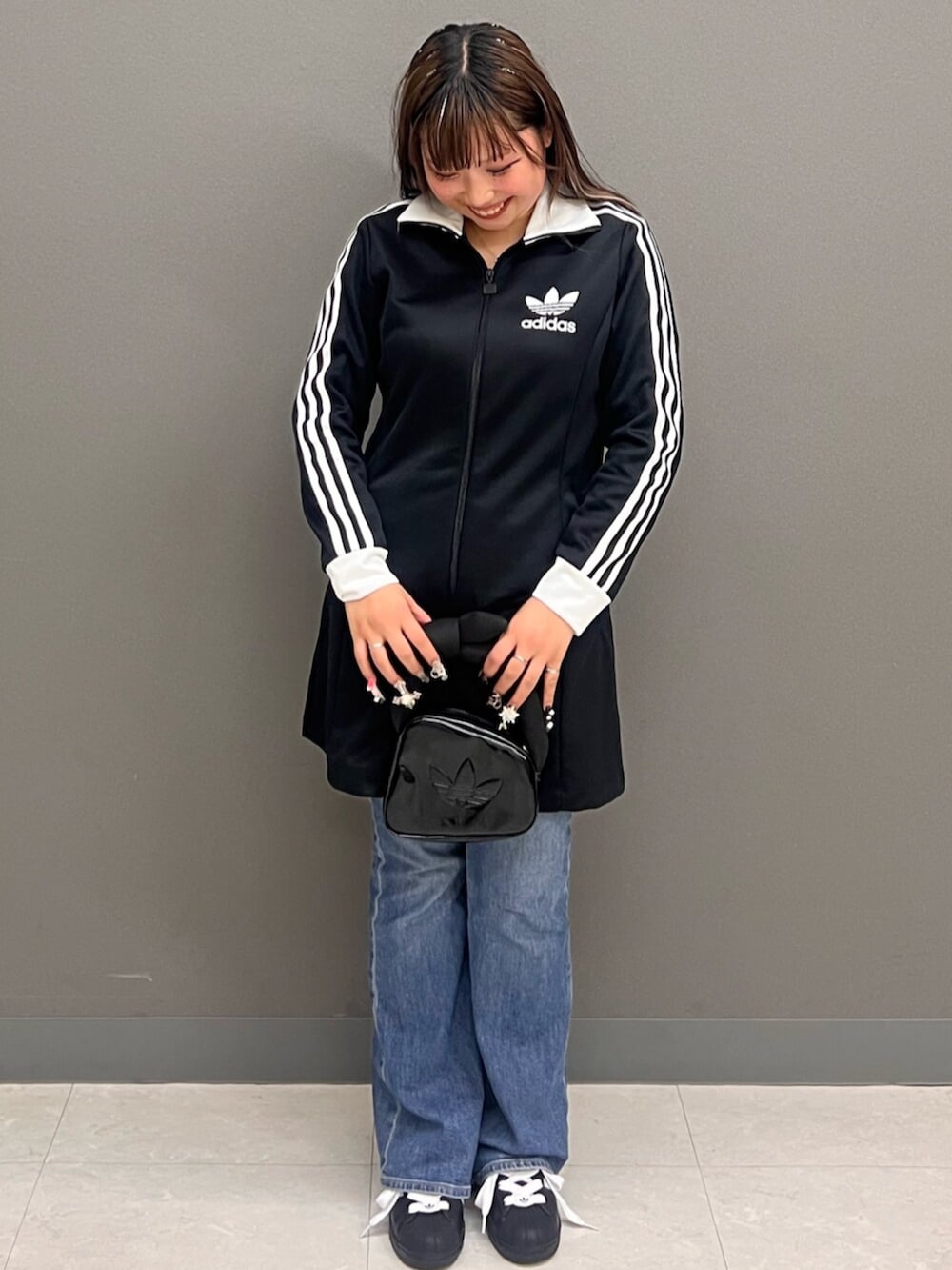 「スニーカー、ワンピース、adidas、アディダス、adidas originals、アディダスオリジナルス、スーパースター、ハンドバック、スリーストライプス、アディカラー」｜「adidasのアディカラー スリーストライプス トラックトップ ワンピース（ワンピース/ドレス、ブラック系）」を使った、SMさん（レディース・157cm）の春コーディネートの2枚目の写真