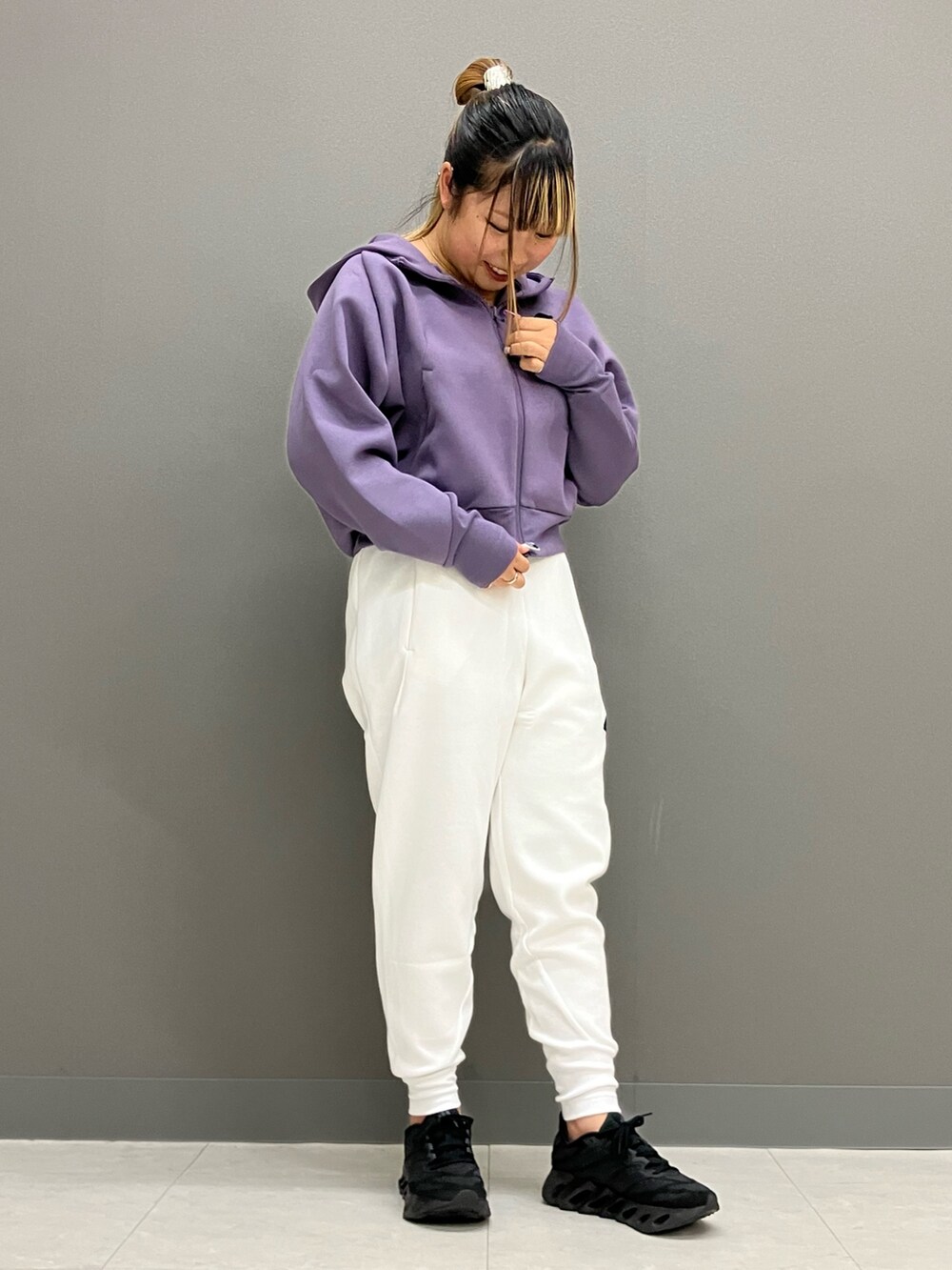 「スニーカー、adidas、ジャージ、スポーツウェア、アディダス、ランニングシューズ、パフォーマンス、フルジップパーカー、Z.N.E.」｜「adidasのadidas Z.N.E. フルジップパーカー（パーカー、パープル系）」を使った、SMさん（レディース・157cm）の秋コーディネートの2枚目の写真