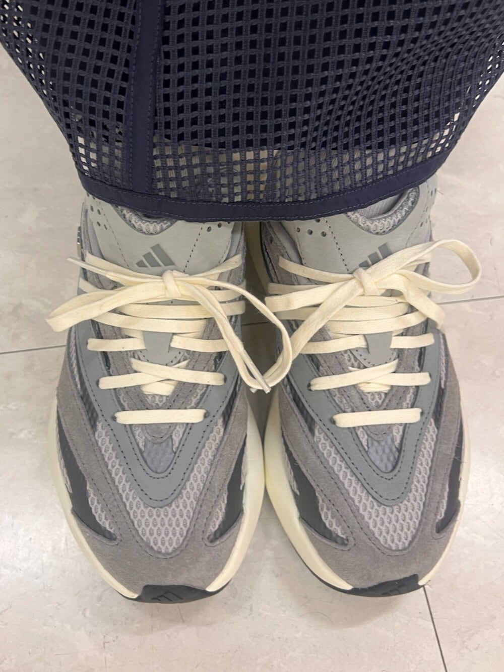 「アディダス、アディダス(adidas)、adidas、スカート、スカートスタイル、スカートコーデ、スカート×スニーカー、パフォーマンス」｜「adidasのLUXFLOW カジュアル ウーブンジャケット（ナイロンジャケット、ブラック系）」を使った、SMさん（レディース・157cm）の春コーディネートの4枚目の写真