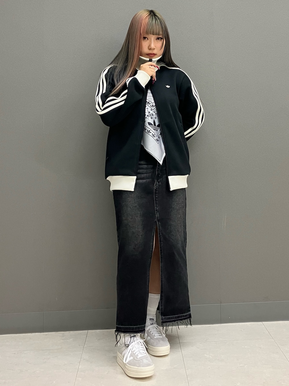 「スニーカー、adidas、ジャージ、アディダス、adidas originals、トラックジャケット、厚底スニーカー、アディダスオリジナルス、トラックトップ、ガゼル」｜「adidasのプレミアム トラックトップ（ジャージ） / ジャージ / アディダスオリジナルス adidas Originals（ナイロンジャケット、ブラック系）」を使った、SMさん（レディース・157cm）の冬コーディネートの2枚目の写真