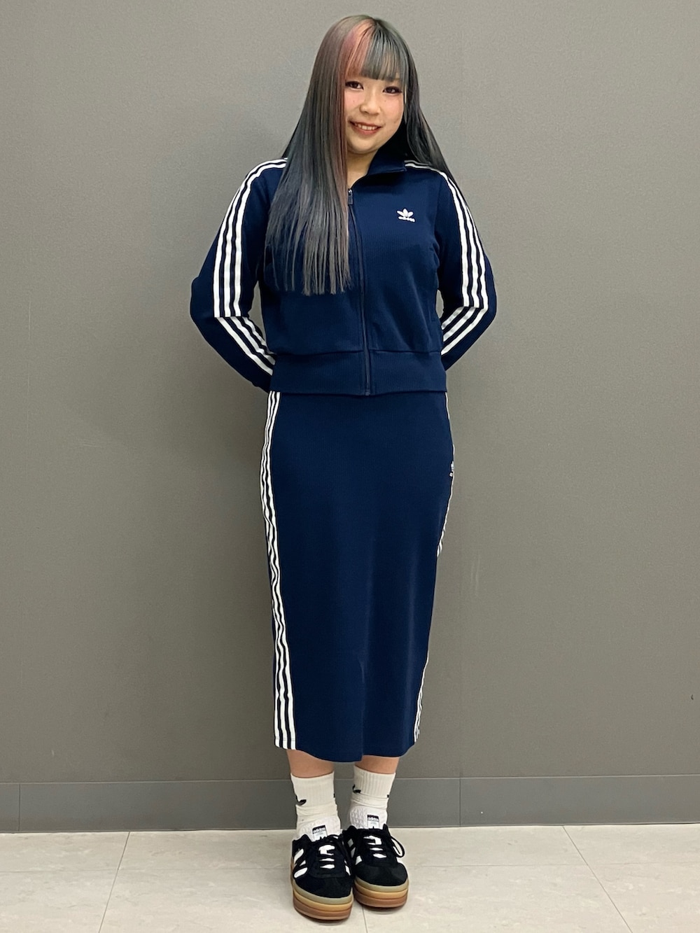 「スカート、ネイビー、adidas、アディダス、厚底シューズ、adidas originals、アディダスオリジナルス、gazelle、ガゼル」｜「adidasのニットスカート / アディダスオリジナルス adidas Originals（スカート、ブルー系）」を使った、SMさん（レディース・157cm）の冬コーディネートの2枚目の写真