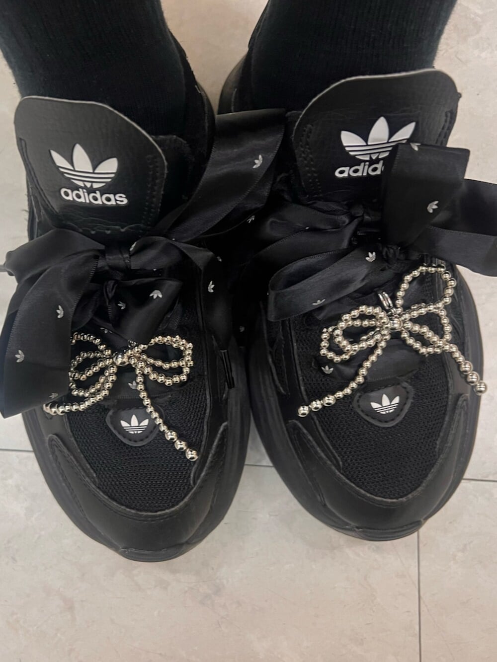 「adidas、adidas originals、アディダス、アディダスオリジナルス、アディダス(adidas)、アディダススニーカー、アディダスコーデ、厚底シューズ、厚底スニーカー、オーバーサイズ」｜「adidasのオズガイア / Ozgaia（スニーカー、ブラック系）」を使った、SMさん（レディース・157cm）の春コーディネートの2枚目の写真