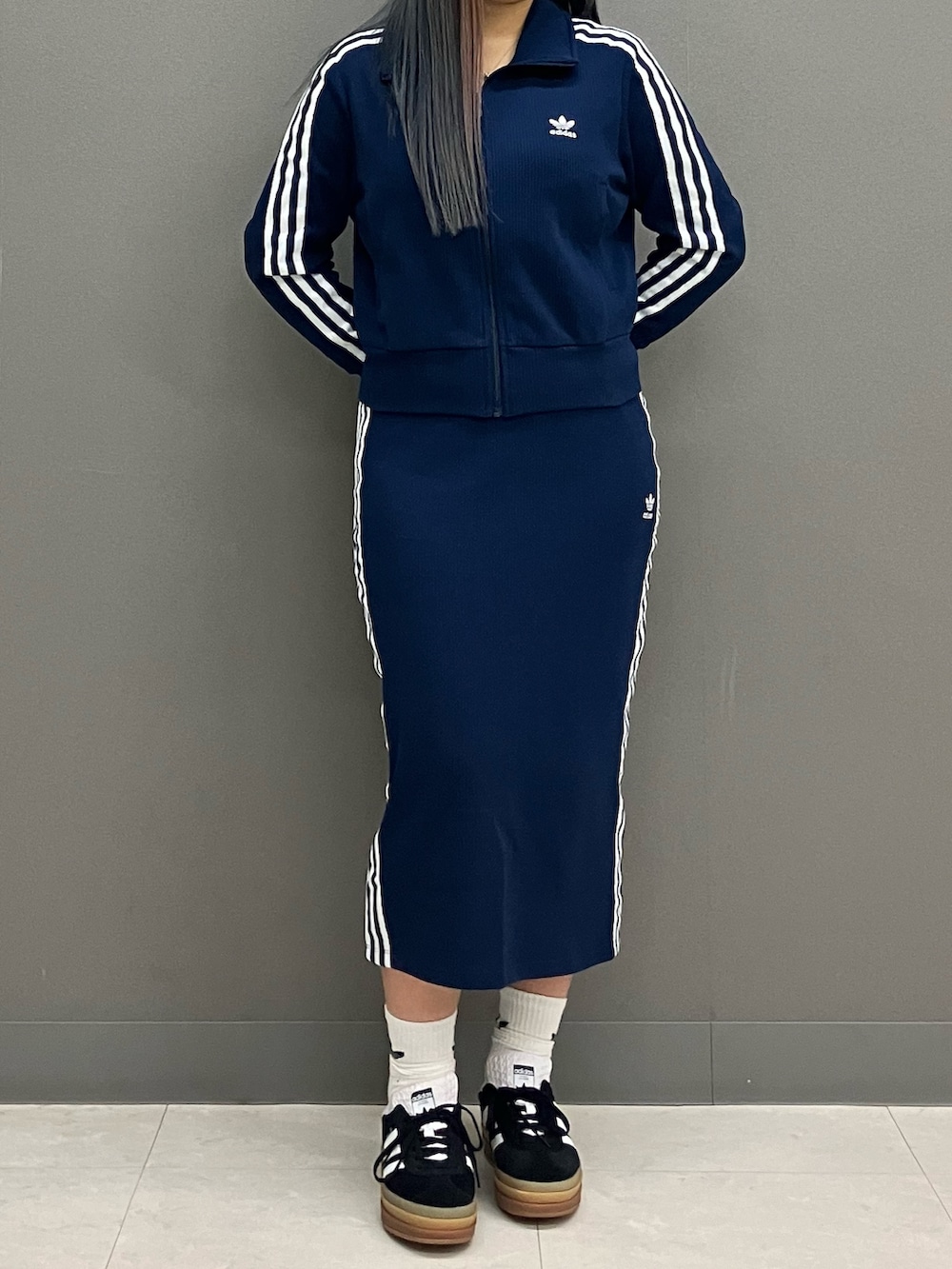 「スカート、ネイビー、adidas、アディダス、厚底シューズ、adidas originals、アディダスオリジナルス、gazelle、ガゼル」｜「adidasのニットスカート / アディダスオリジナルス adidas Originals（スカート、ブルー系）」を使った、SMさん（レディース・157cm）の冬コーディネートの3枚目の写真