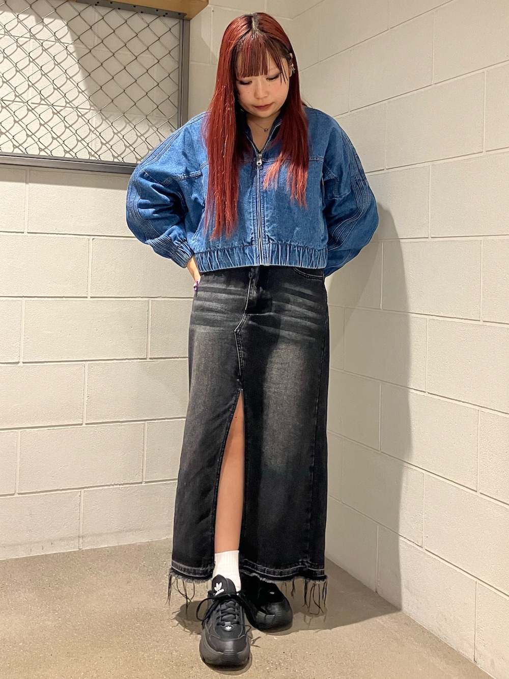 「スニーカー、デニムジャケット、ショルダーバッグ、adidas、アディダス、adidas originals、厚底スニーカー、アディダスオリジナルス、トラックトップ、オズガイア」｜「adidasのプレミアム エッセンシャルズ デニム トラックトップ / アディダスオリジナルス adidas Originals（デニムジャケット、ブルー系）」を使った、SMさん（レディース・157cm）の秋コーディネートの2枚目の写真
