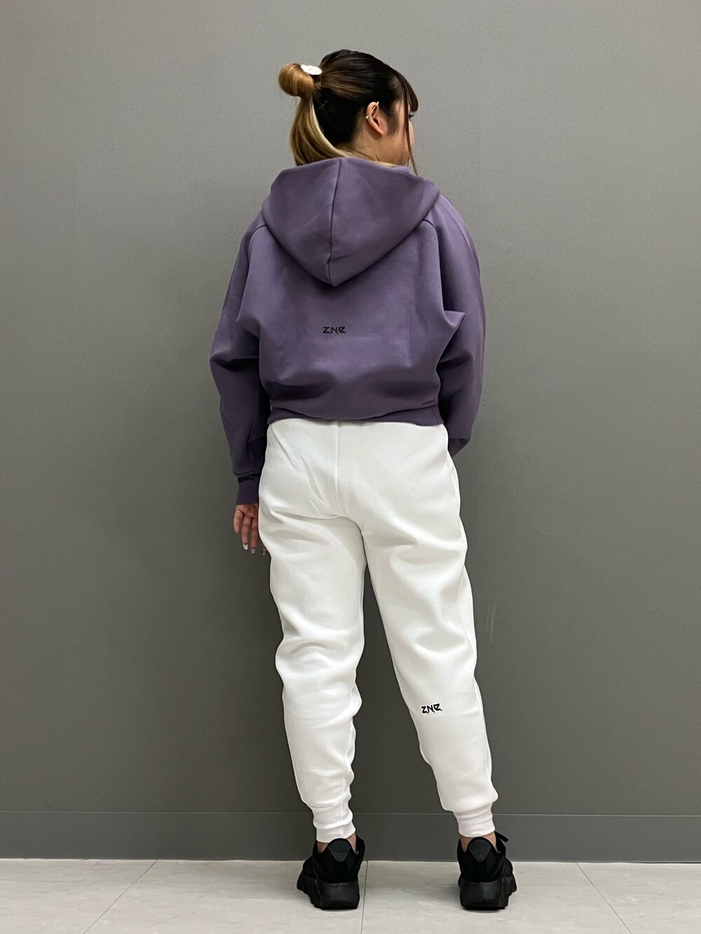「スニーカー、adidas、ジャージ、スポーツウェア、アディダス、ランニングシューズ、パフォーマンス、フルジップパーカー、Z.N.E.」｜「adidasのadidas Z.N.E. フルジップパーカー（パーカー、パープル系）」を使った、SMさん（レディース・157cm）の秋コーディネートの4枚目の写真