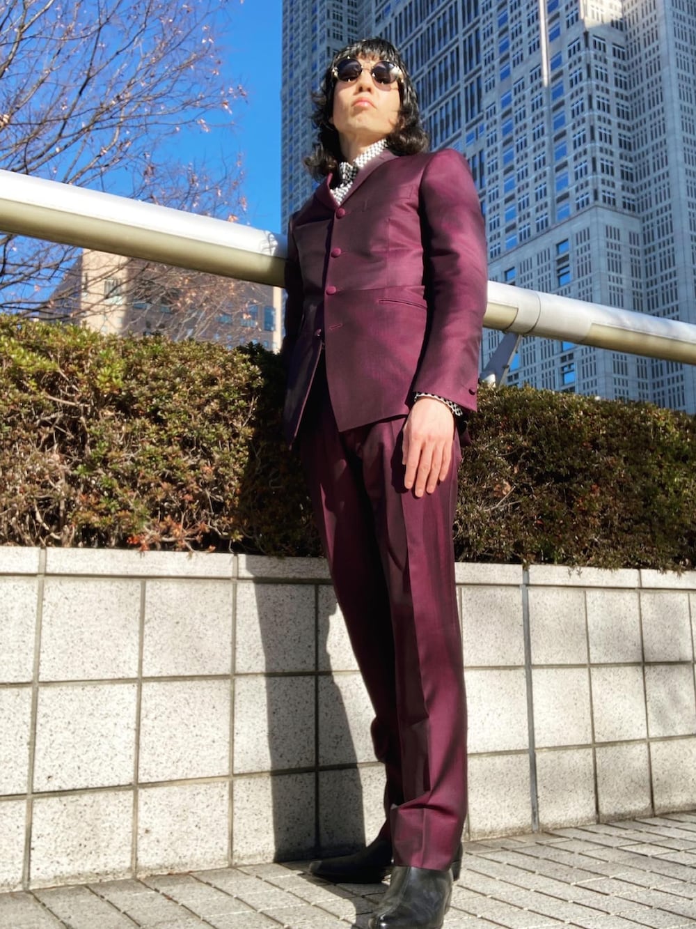 「秋冬コーデ、スーツスタイル、ビートルズ、ノーネクタイ、モッズスーツ、モッズスタイル」｜「REATS TAILOR ZAZOUSのアイテム（スーツジャケット、レッド系）」を使った、りょうさん（メンズ・175cm）の冬コーディネートの3枚目の写真