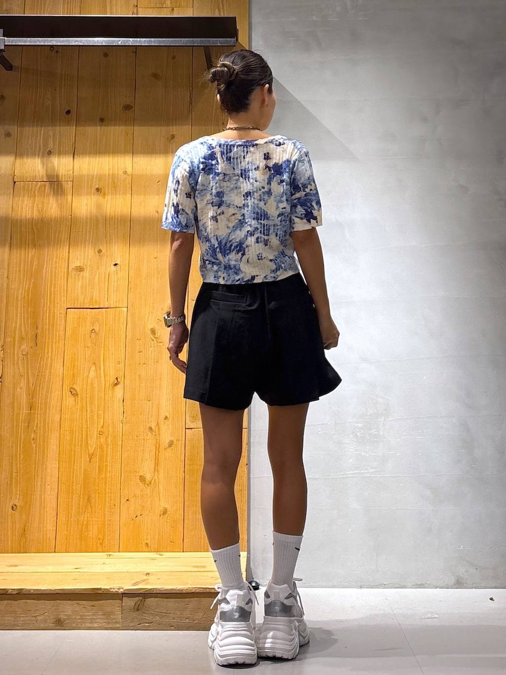 ホワイト系のスニーカー、ホワイト系のキャミソール、ブラック系のその他パンツを着用したレディースの夏コーディネートの4枚目の写真