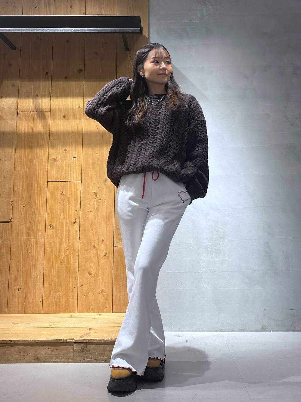 ブラウン系のブーツ、ブラウン系のニット/セーター、ベージュ系のその他パンツを着用したレディースの冬コーディネートの4枚目の写真