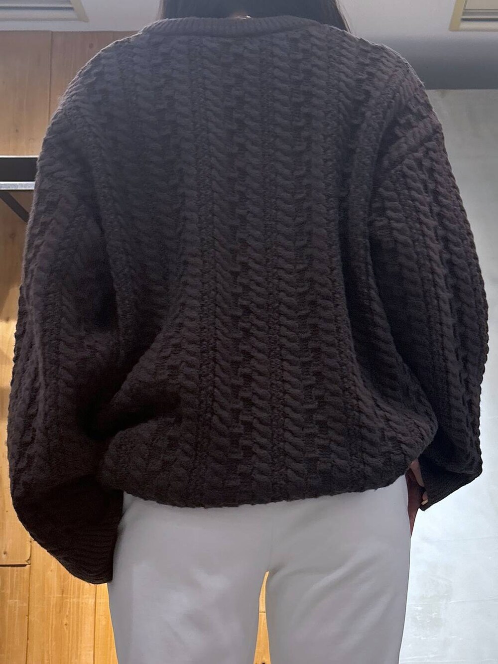 ブラウン系のブーツ、ブラウン系のニット/セーター、ベージュ系のその他パンツを着用したレディースの冬コーディネートの7枚目の写真