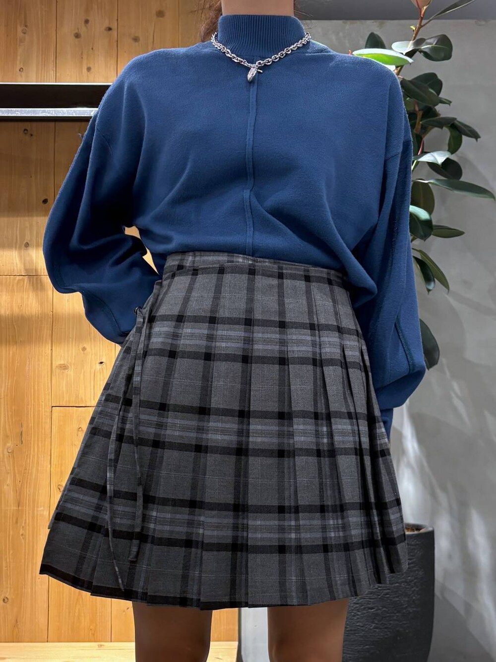 ブラック系のブーツ、グレー系のその他パンツ、ブルー系のニット/セーターを着用したレディースの秋コーディネートの5枚目の写真