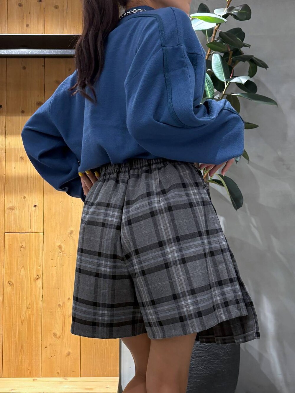 ブラック系のブーツ、グレー系のその他パンツ、ブルー系のニット/セーターを着用したレディースの秋コーディネートの6枚目の写真