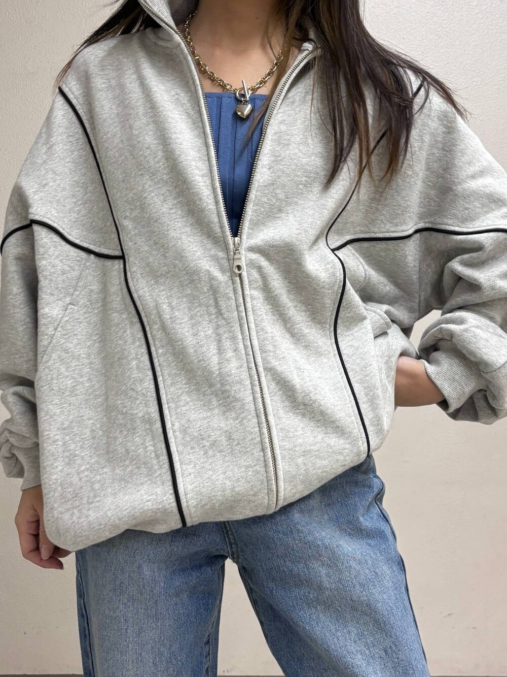 ブルー系のタンクトップ、ブルー系のデニムパンツ、ホワイト系のブーツを着用したレディースの冬コーディネートの5枚目の写真