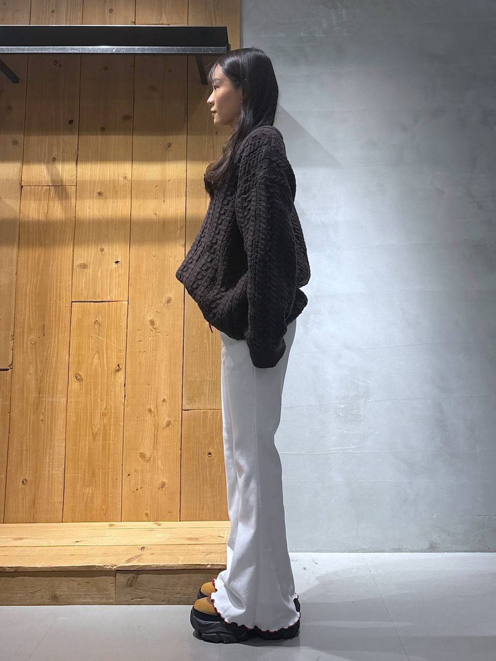 ブラウン系のブーツ、ブラウン系のニット/セーター、ベージュ系のその他パンツを着用したレディースの冬コーディネートの3枚目の写真