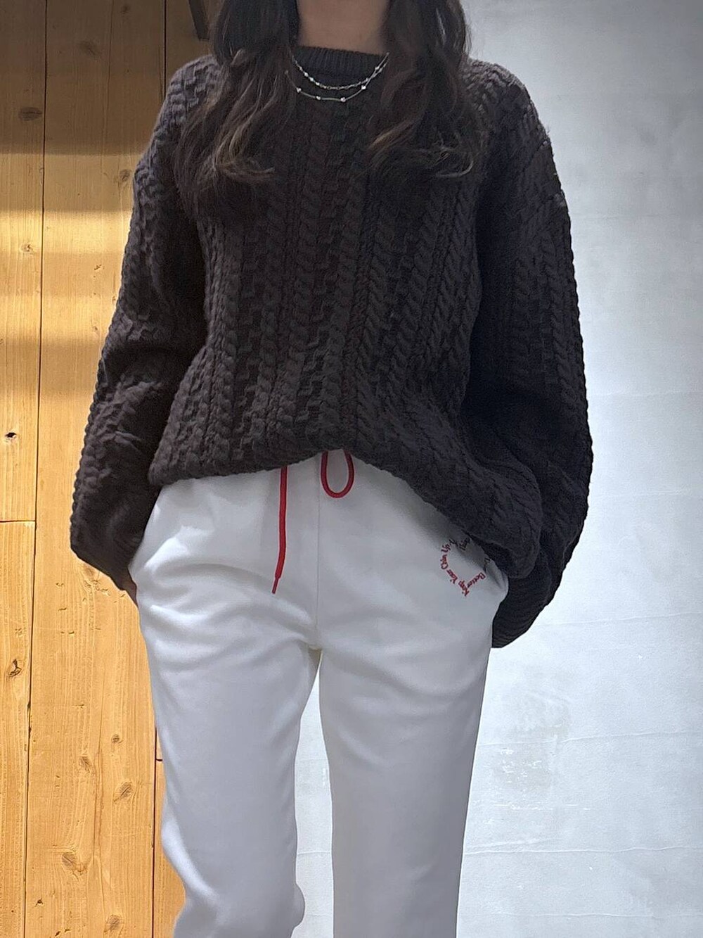 ブラウン系のブーツ、ブラウン系のニット/セーター、ベージュ系のその他パンツを着用したレディースの冬コーディネートの5枚目の写真